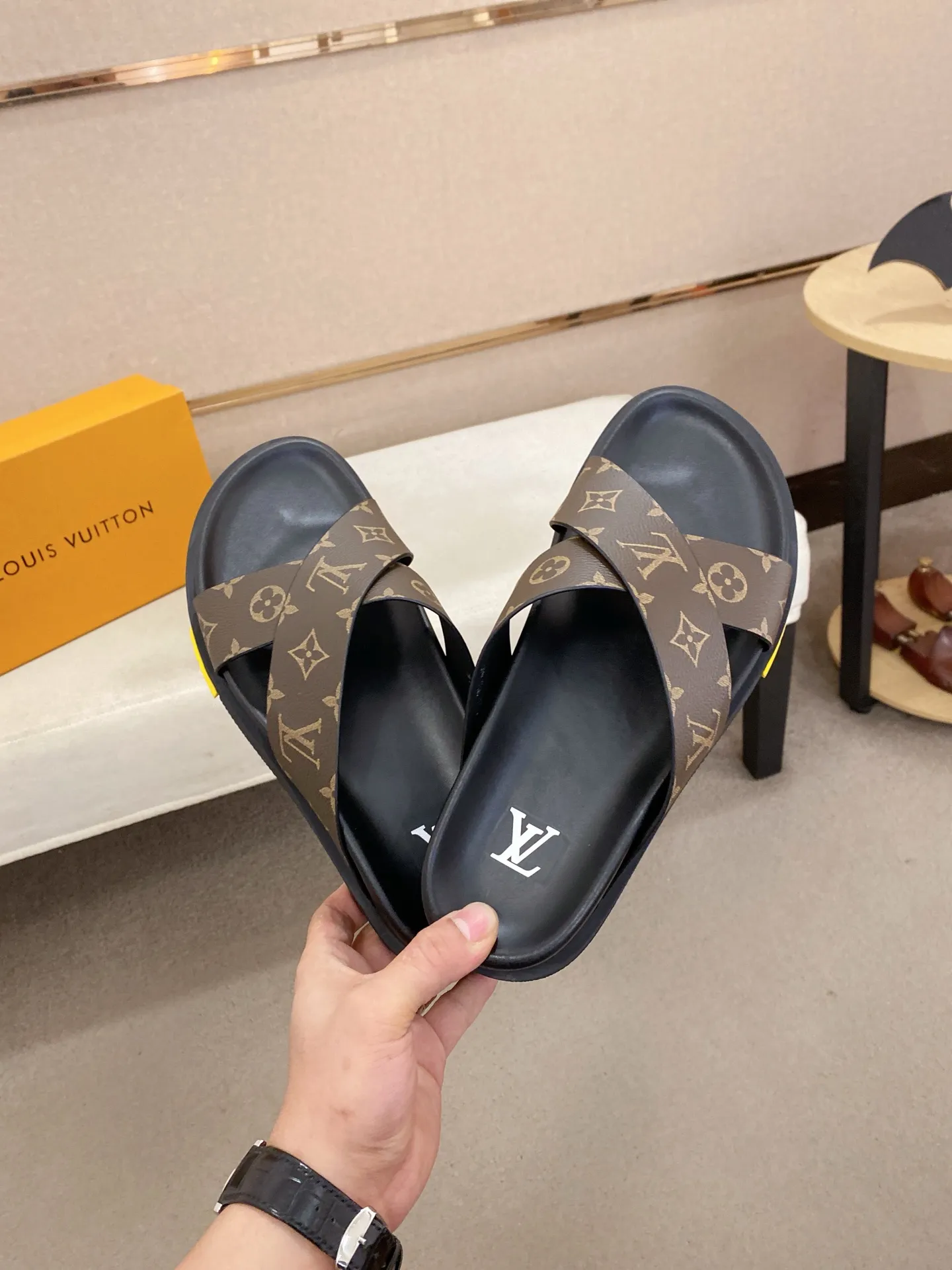 Factory price: 420💰Made by LV🔍Top purchasing agent. Men's spring and summer slippers are available at the same counter. The uppers are made of cowhide imported from Italy. High-quality craftsmanship, soles: original soles specially provided by the original factory, exclusive movable molded soles are super comfortable, original factory follow-up goods, 🔍🔍high quality, can be entered and exited the counter at will, welcome to compare, code number 38-44. Can be customized45